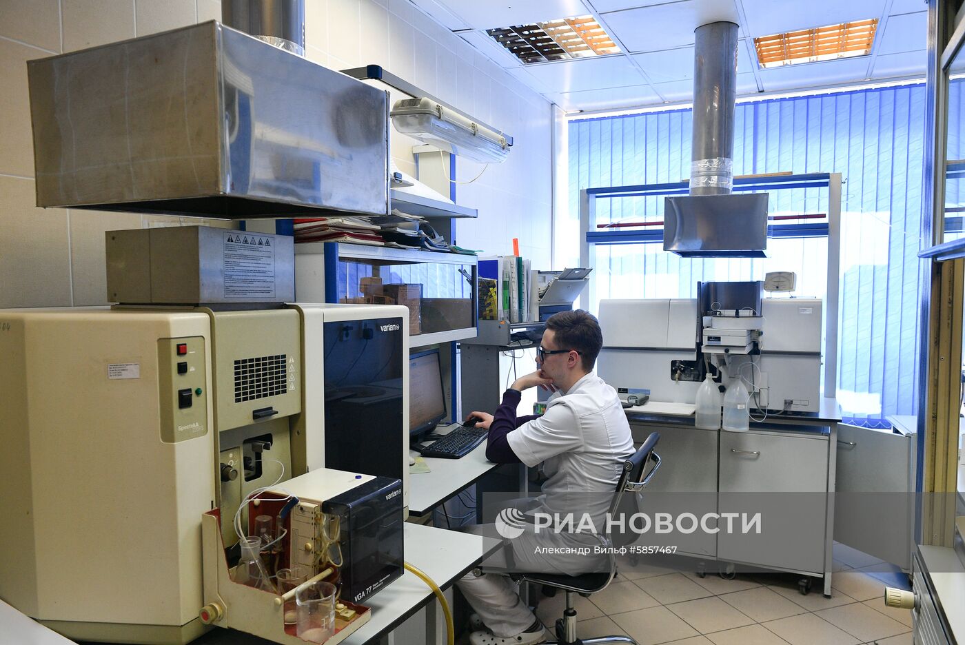 Проверка качества продуктов в лаборатории Роспотребнадзора