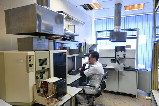 Проверка качества продуктов в лаборатории Роспотребнадзора