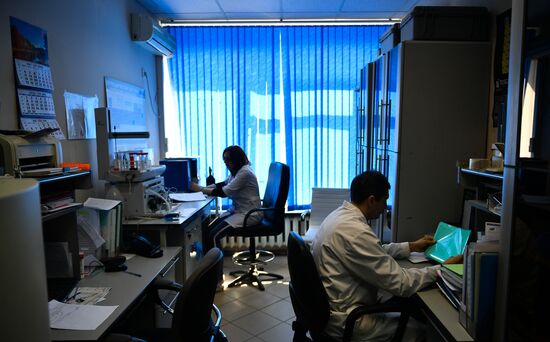 Проверка качества продуктов в лаборатории Роспотребнадзора