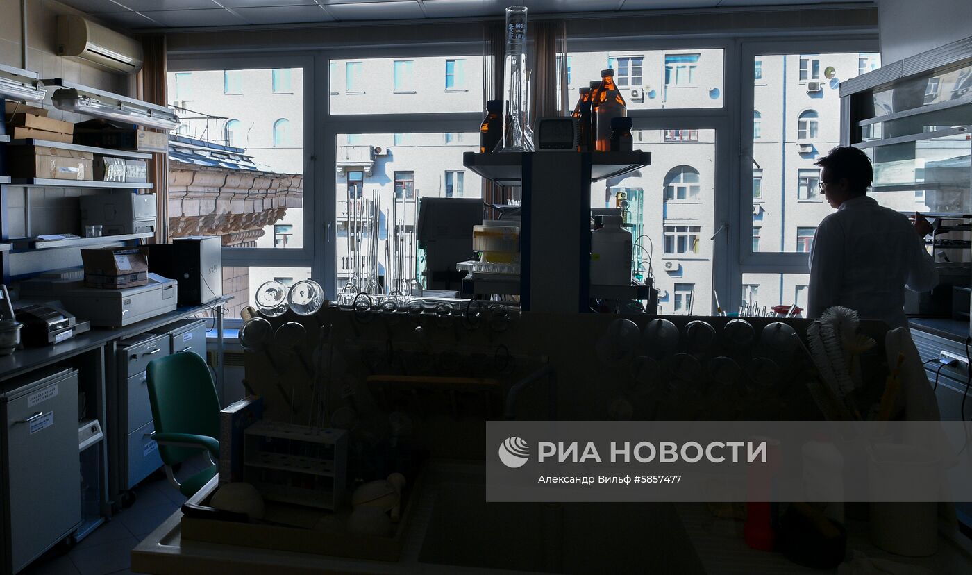 Проверка качества продуктов в лаборатории Роспотребнадзора