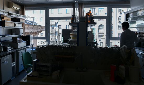 Проверка качества продуктов в лаборатории Роспотребнадзора