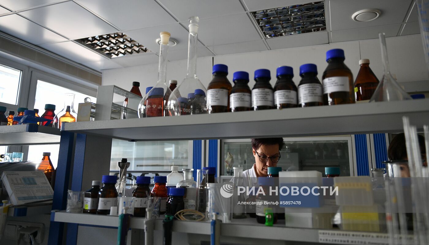 Проверка качества продуктов в лаборатории Роспотребнадзора