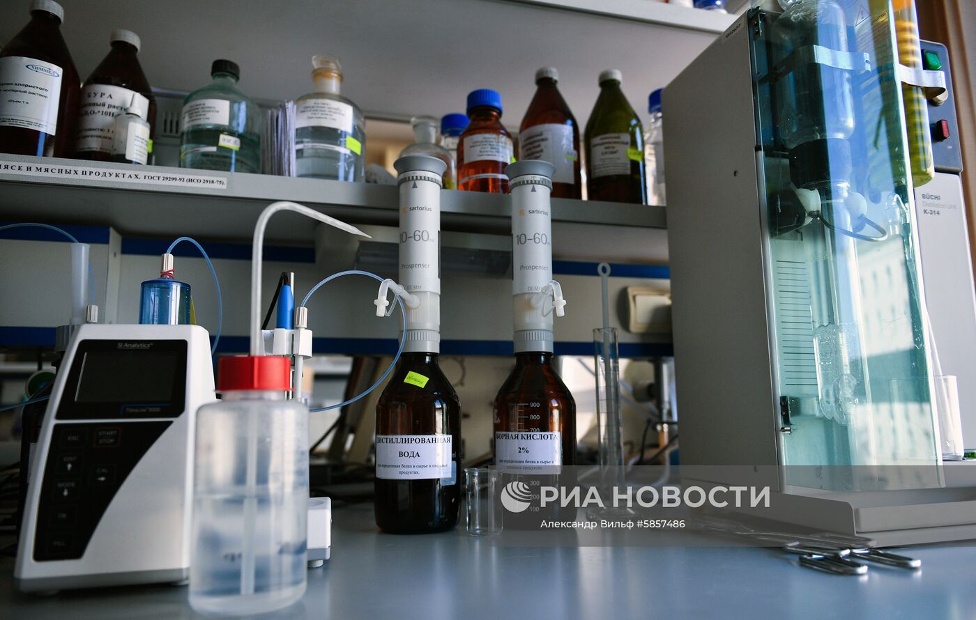 Проверка качества продуктов в лаборатории Роспотребнадзора