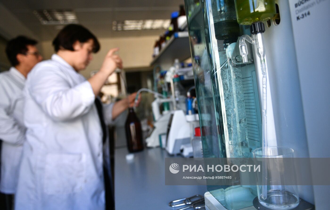 Проверка качества продуктов в лаборатории Роспотребнадзора