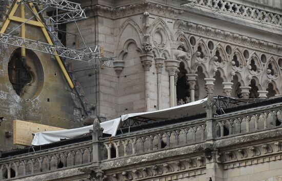 Установка защитного покрытия над собором Парижской Богоматери