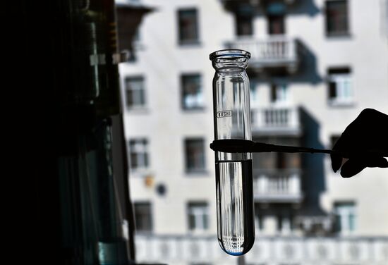 Проверка качества продуктов в лаборатории Роспотребнадзора