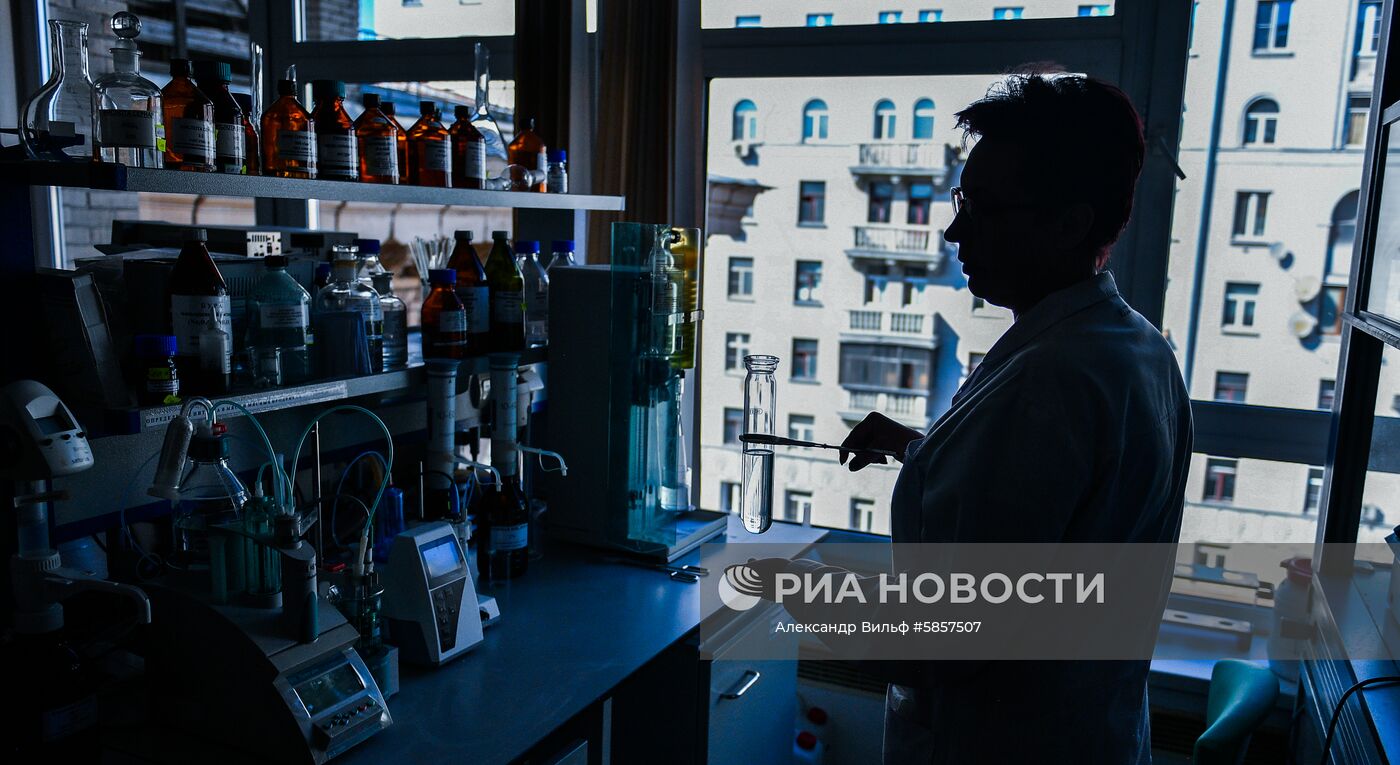 Проверка качества продуктов в лаборатории Роспотребнадзора