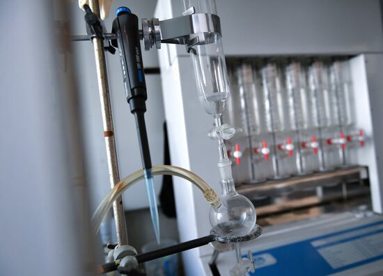 Проверка качества продуктов в лаборатории Роспотребнадзора