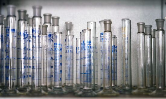 Проверка качества продуктов в лаборатории Роспотребнадзора