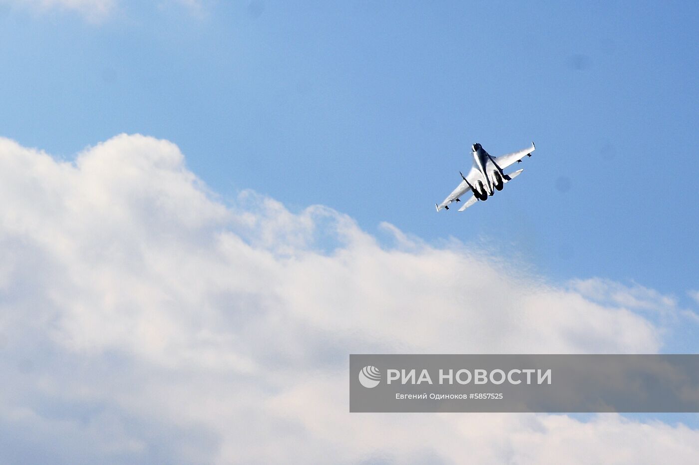 Многофункциональный истребитель Су-35 на учениях дежурных сил по ПВО 4 армии ВВС и ПВО на аэродроме "Уйташ" в Махачкале. Место: Россия, Республика Дагестан, Махачкала. Автор: Евгений Одиноков/РИА Новости. Боевая подготовка соединений и воинских частей Южного военного округа