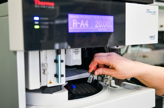 Проверка качества продуктов в лаборатории Роспотребнадзора