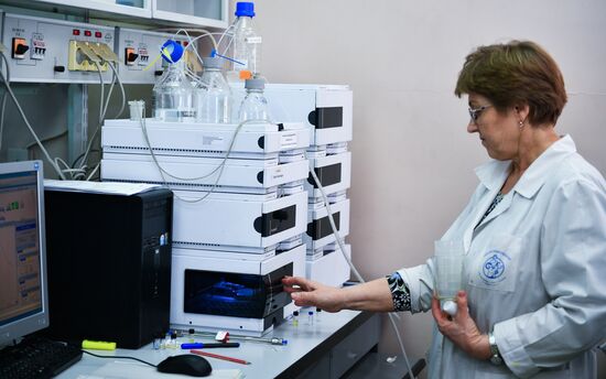 Проверка качества продуктов в лаборатории Роспотребнадзора