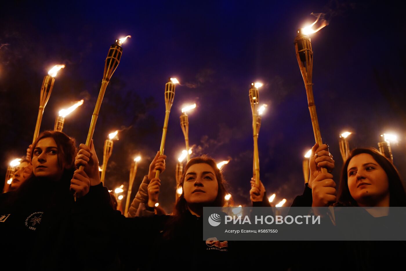 Факельное шествие в Ереване в память о жертвах геноцида армян