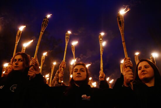 Факельное шествие в Ереване в память о жертвах геноцида армян
