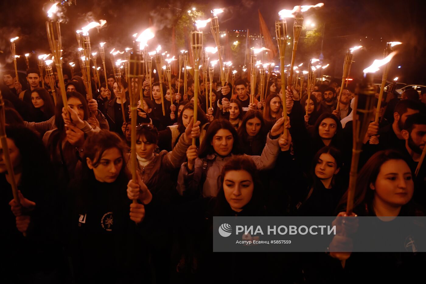 Факельное шествие в Ереване в память о жертвах геноцида армян