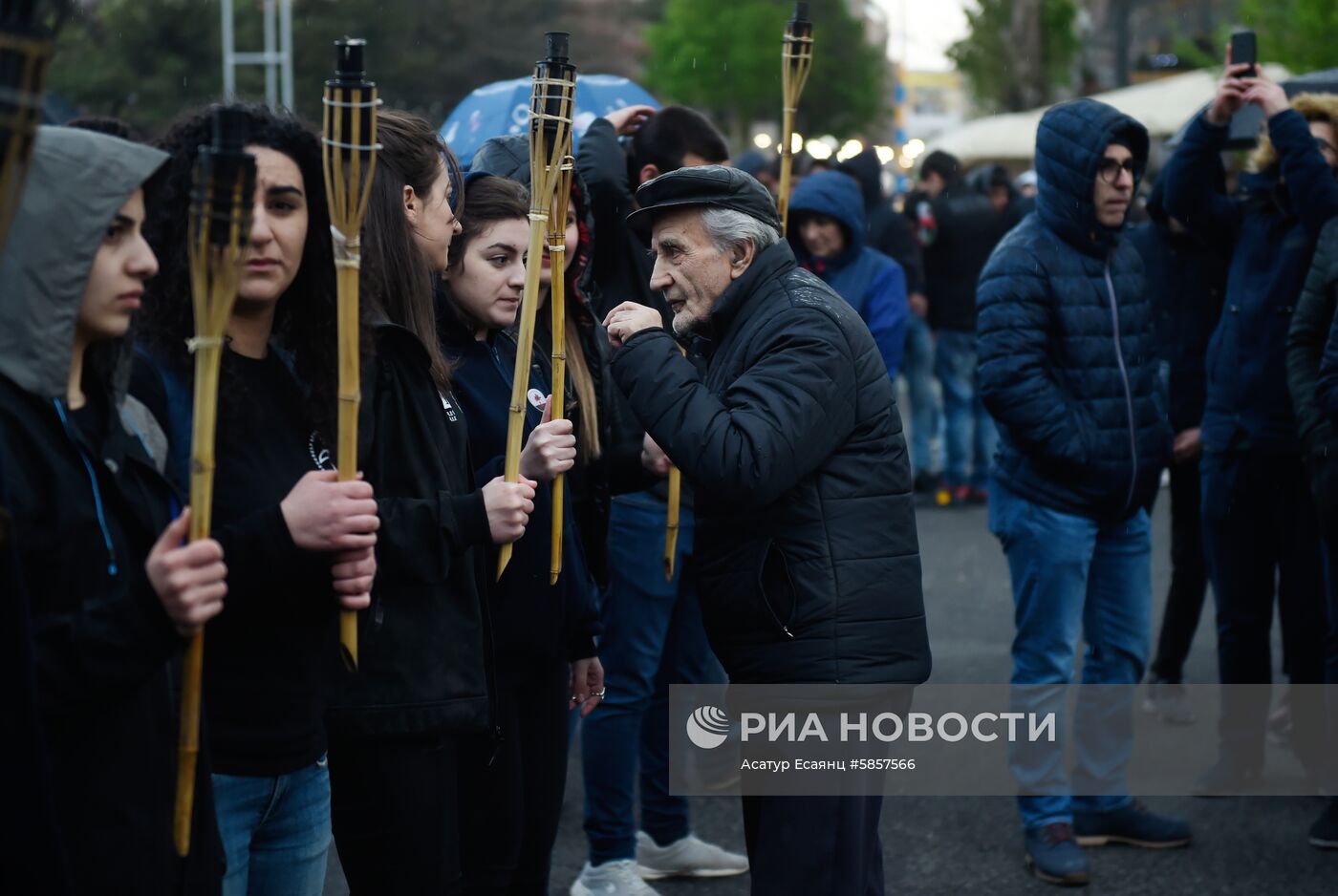 Факельное шествие в Ереване в память о жертвах геноцида армян