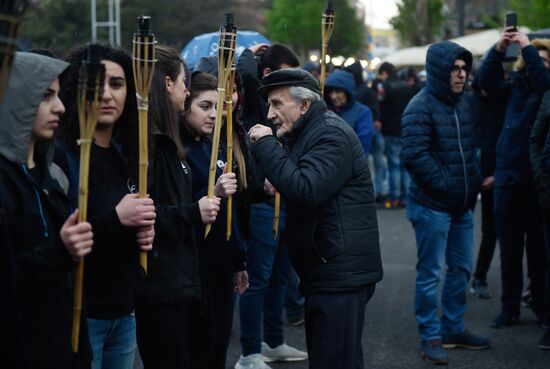 Факельное шествие в Ереване в память о жертвах геноцида армян