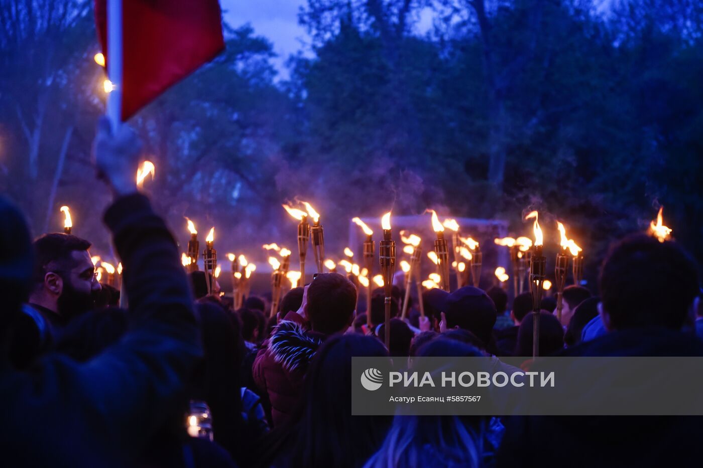 Факельное шествие в Ереване в память о жертвах геноцида армян
