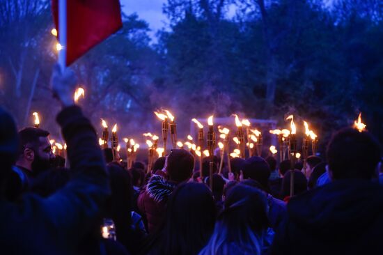 Факельное шествие в Ереване в память о жертвах геноцида армян