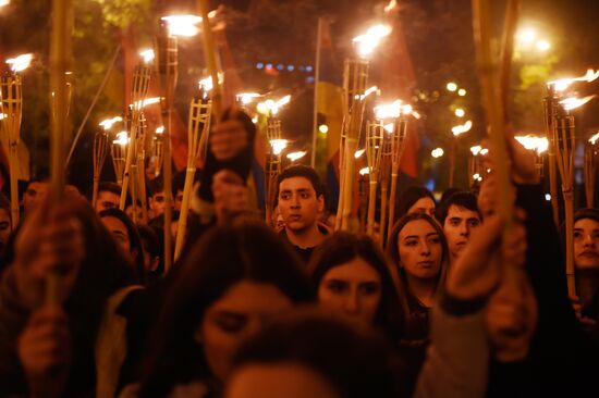Факельное шествие в Ереване в память о жертвах геноцида армян