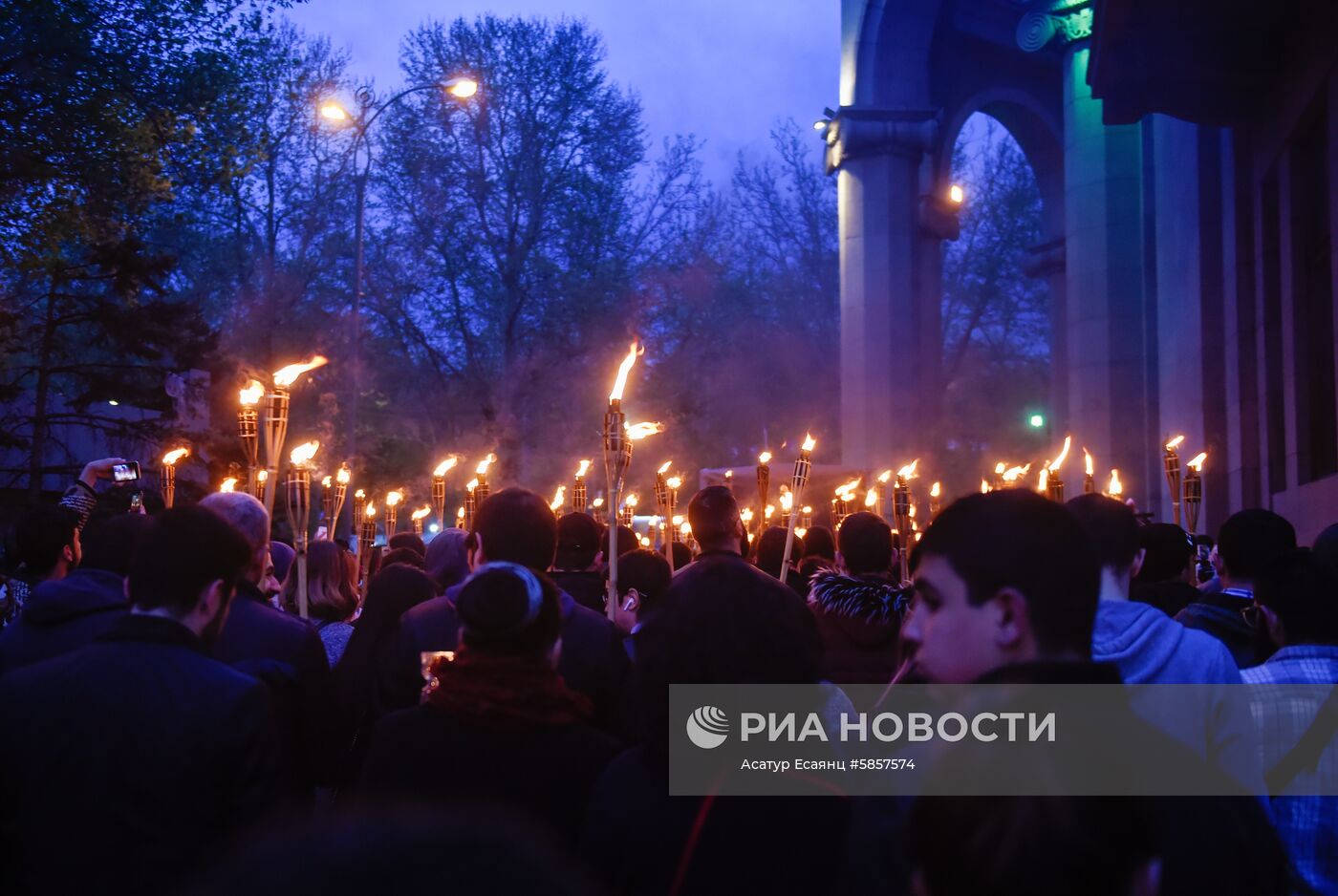 Факельное шествие в Ереване в память о жертвах геноцида армян