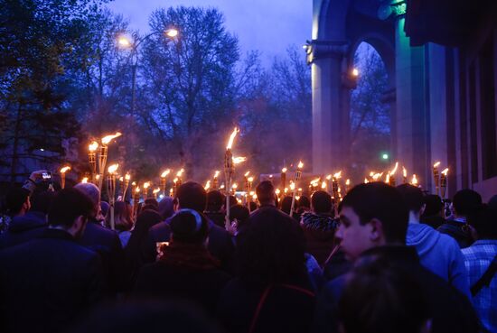 Факельное шествие в Ереване в память о жертвах геноцида армян