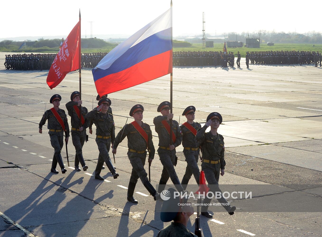 Парадные расчеты военнослужащих на репетиции парада Победы на аэродроме "Ростов-Центральный" в Ростове-на-Дону. Место: Россия, Ростов-на-Дону. Автор: Сергей Пивоваров/РИА Новости. Репетиция парада Победы в Ростове-на-Дону