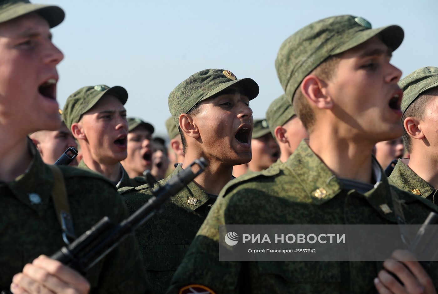 Парадные расчеты военнослужащих на репетиции парада Победы на аэродроме "Ростов-Центральный" в Ростове-на-Дону. Место: Россия, Ростов-на-Дону. Автор: Сергей Пивоваров/РИА Новости. Репетиция парада Победы в Ростове-на-Дону