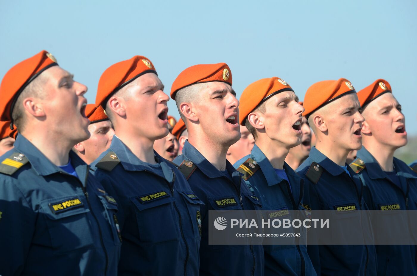 Военнослужащие Южного спасательного центра МЧС России на репетиции парада Победы на аэродроме "Ростов-Центральный" в Ростове-на-Дону. Место: Россия, Ростов-на-Дону. Автор: Сергей Пивоваров/РИА Новости. Репетиция парада Победы в Ростове-на-Дону