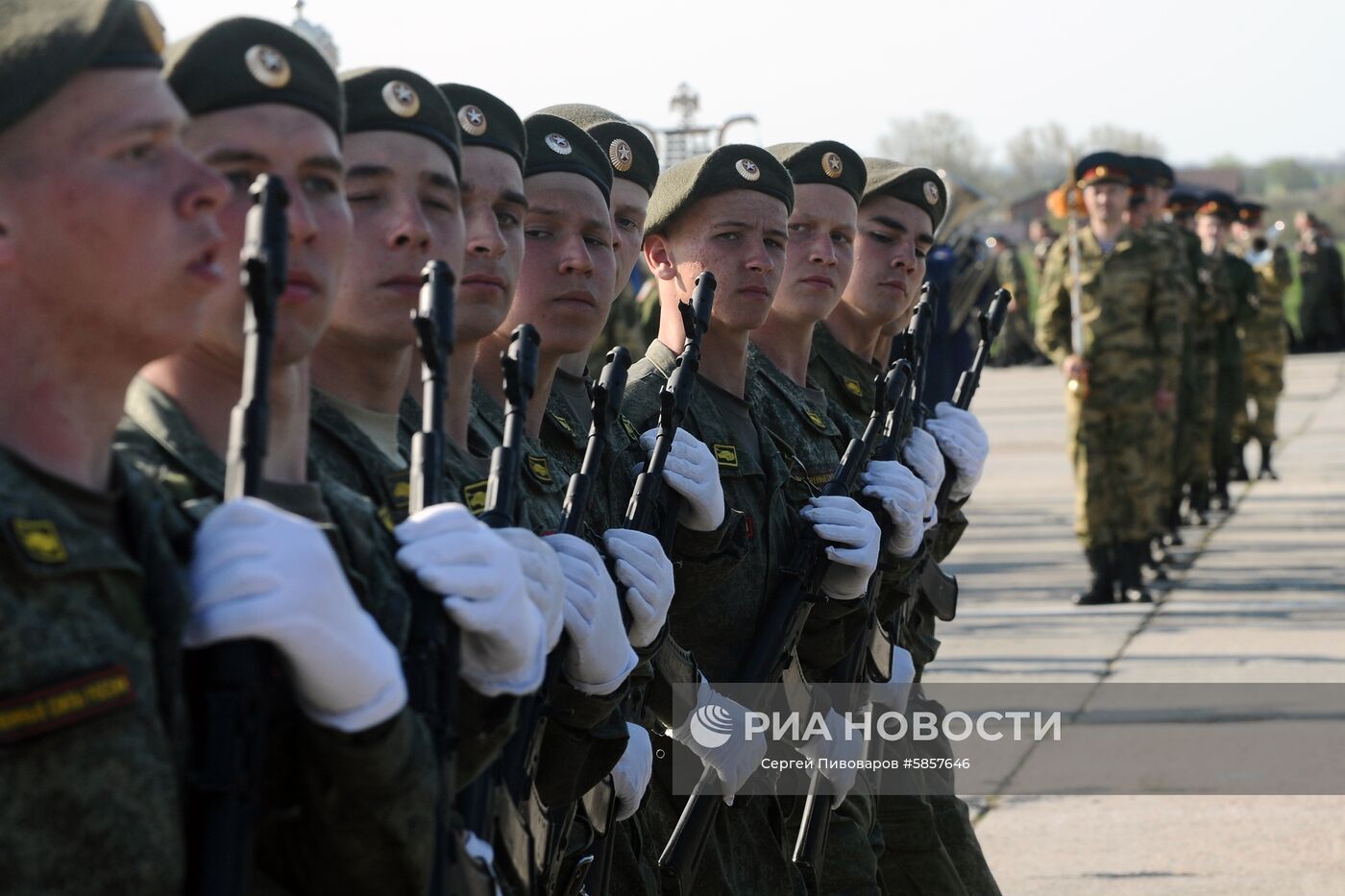 Парадные расчеты военнослужащих на репетиции парада Победы на аэродроме "Ростов-Центральный" в Ростове-на-Дону. Место: Россия, Ростов-на-Дону. Автор: Сергей Пивоваров/РИА Новости. Репетиция парада Победы в Ростове-на-Дону