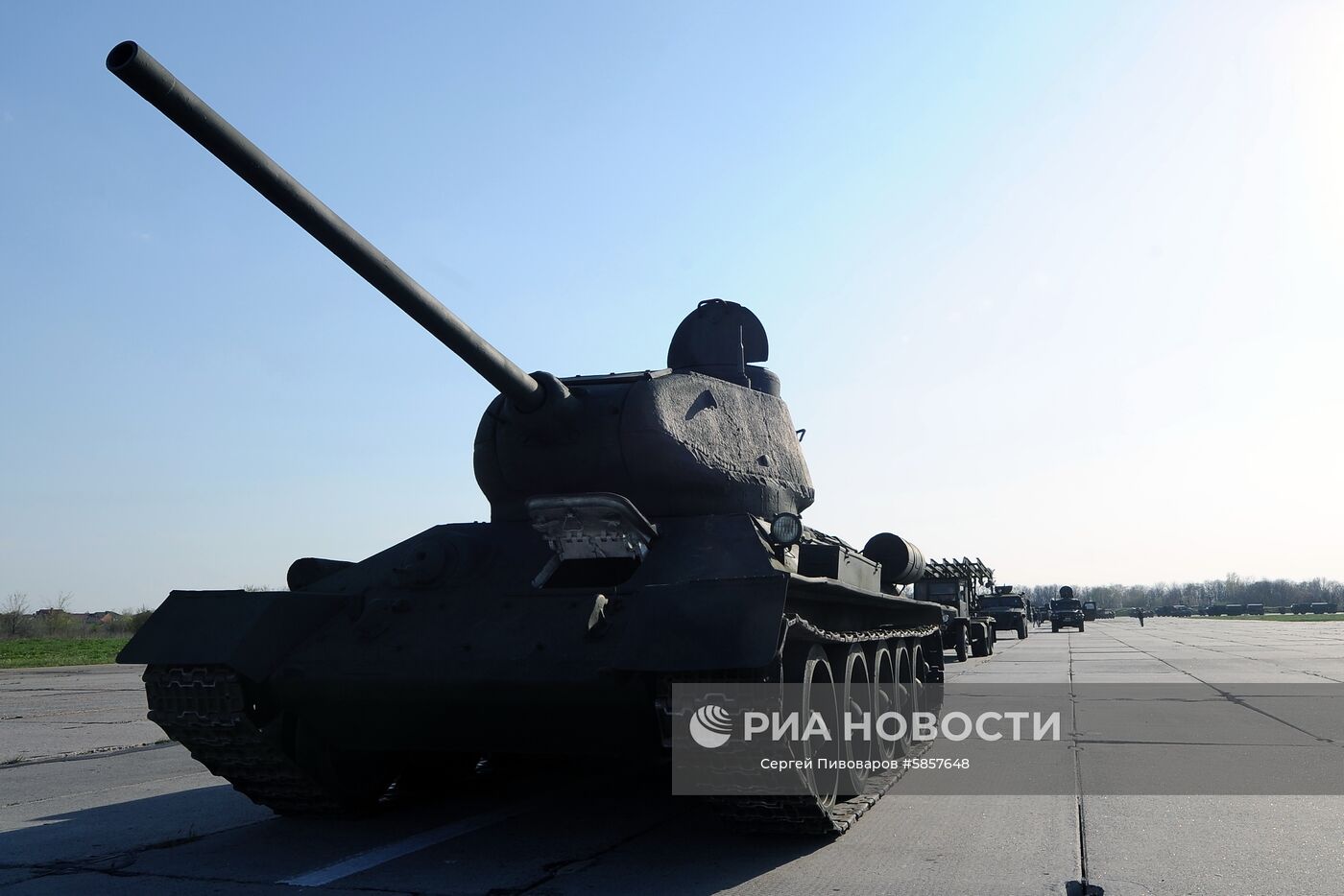 Танк Т-34 на репетиции парада Победы на аэродроме "Ростов-Центральный" в Ростове-на-Дону. Место: Россия, Ростов-на-Дону. Автор: Сергей Пивоваров/РИА Новости. Репетиция парада Победы в Ростове-на-Дону
