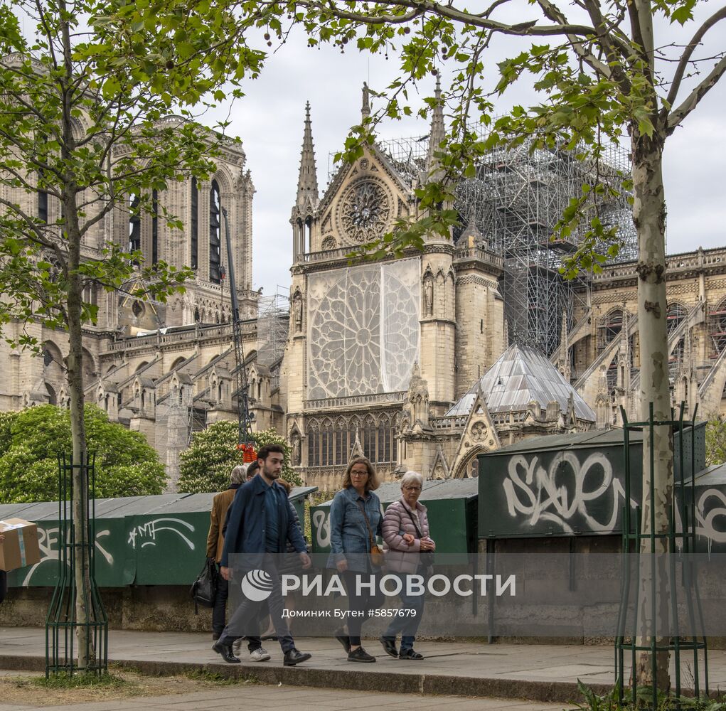 Установка защитного покрытия над собором Парижской Богоматери
