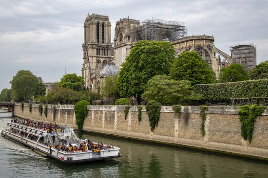 Установка защитного покрытия над собором Парижской Богоматери