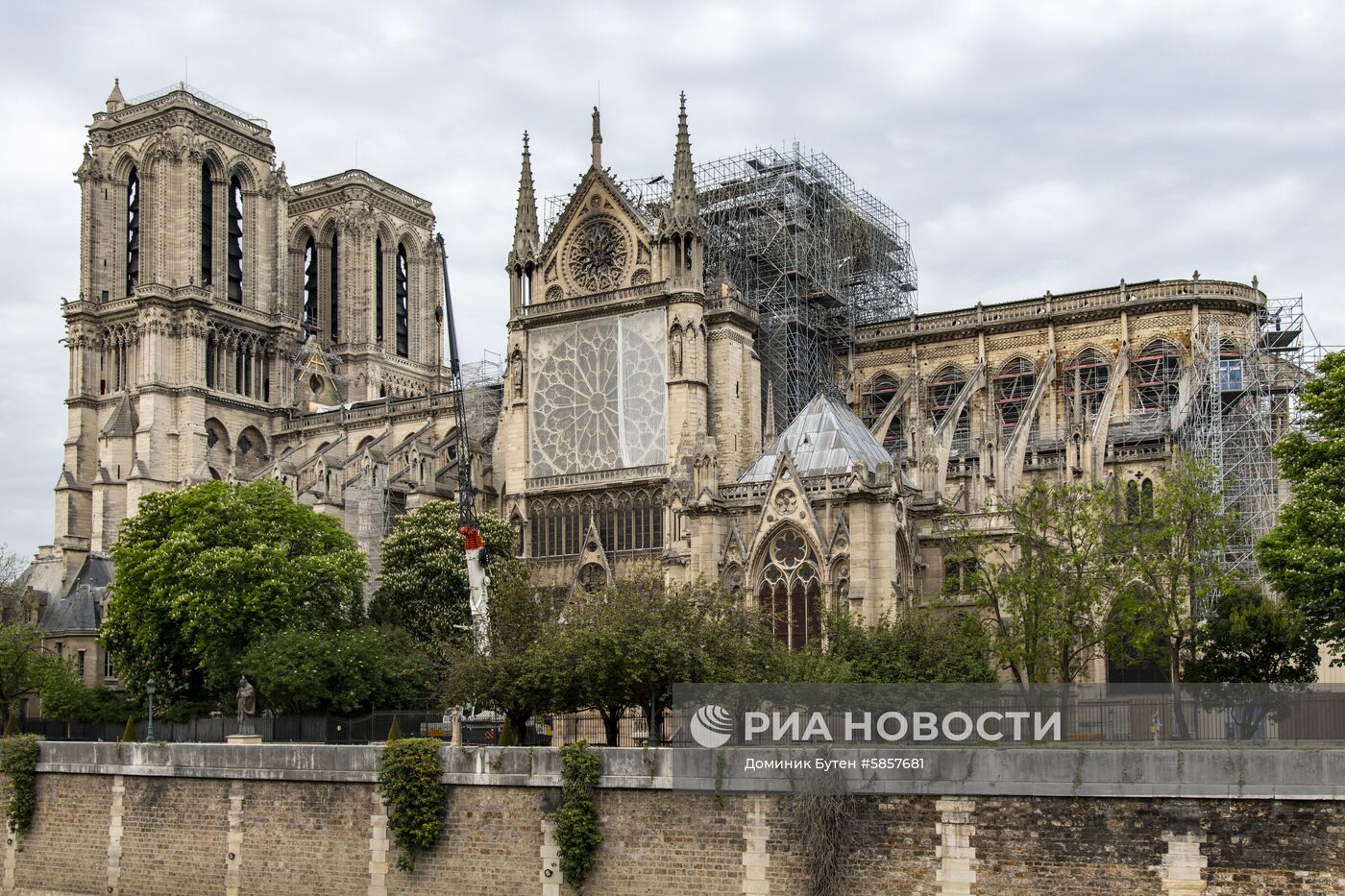 Установка защитного покрытия над собором Парижской Богоматери