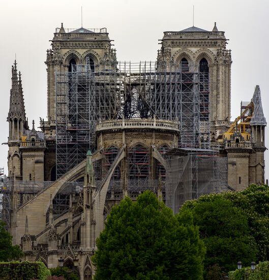 Установка защитного покрытия над собором Парижской Богоматери