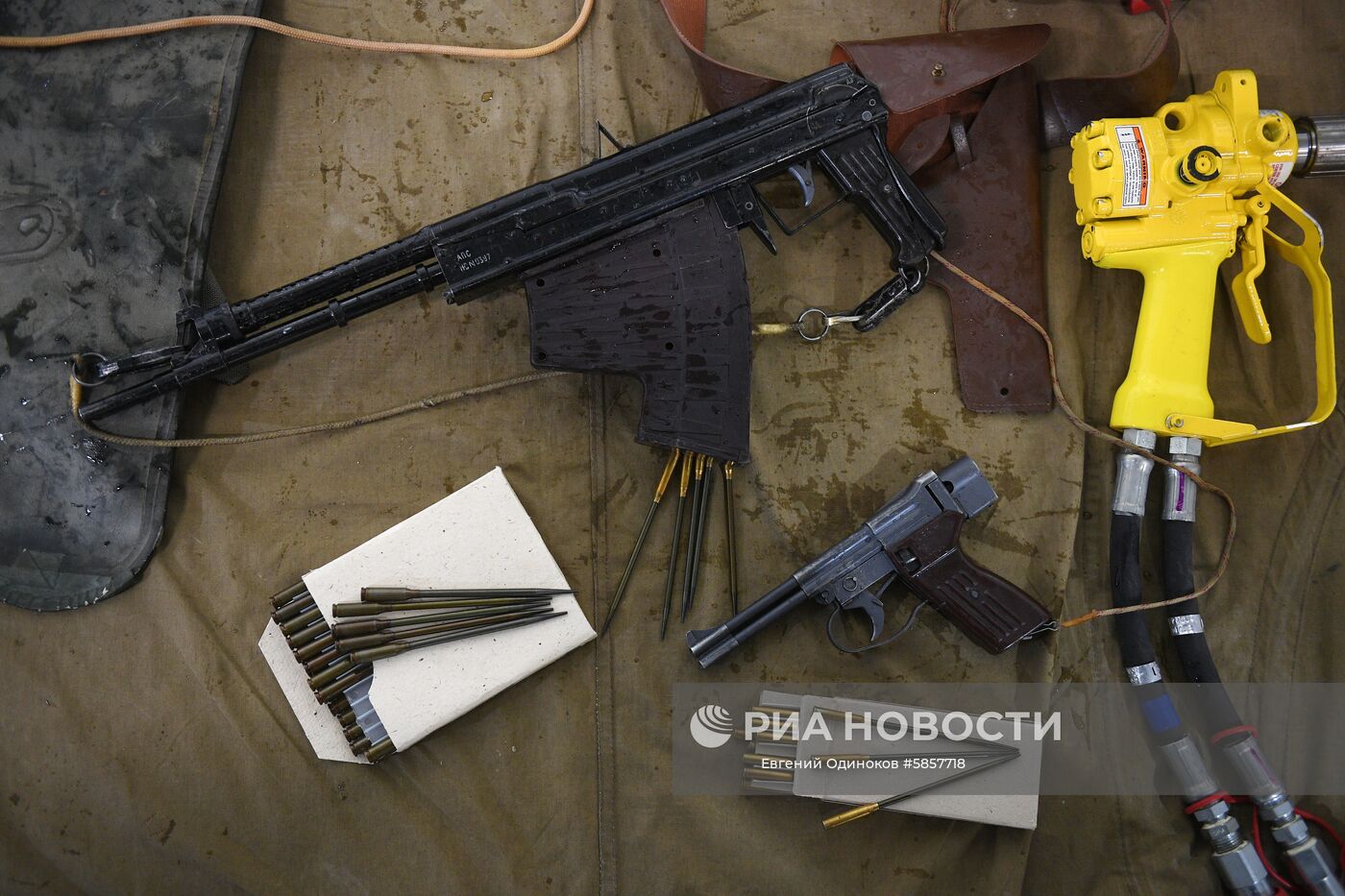 Подводный пистолет СПП-1 и автомат АПС на демонстрации спецсредств отряда ПДСС (Подводные диверсионные силы и средства) в новом учебно-тренировочном комплексе на базе 177-го полка морской пехоты в Каспийске. Место: Россия, Республика Дагестан, Каспийск. Автор: Евгений Одиноков/РИА Новости. Боевая подготовка соединений и воинских частей Южного военного округа