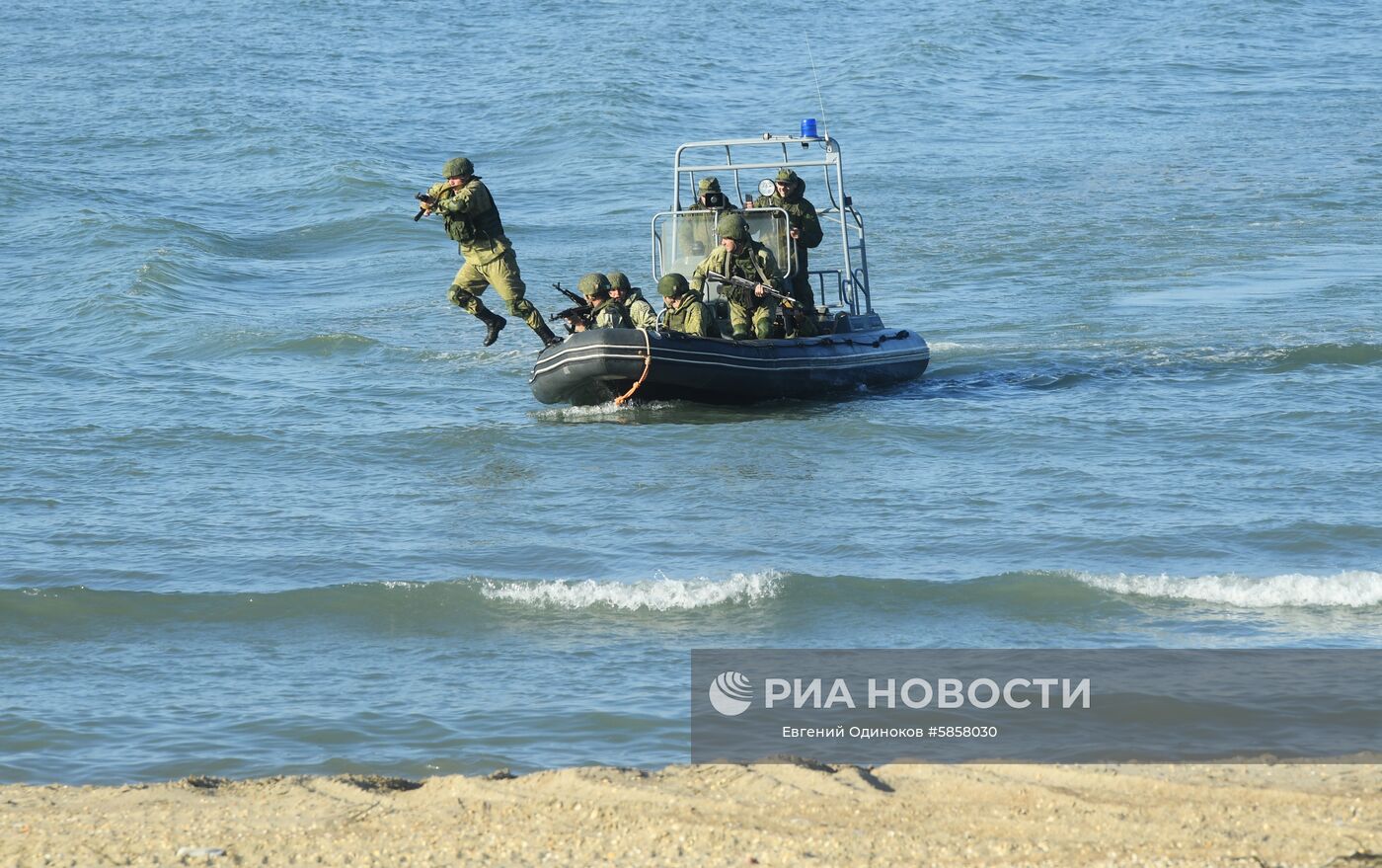Военнослужащие во время учений подразделений морской пехоты по удержанию участка морского побережья при поддержке армейской авиации на полигоне "Скорпион". Место: Россия, Республика Дагестан. Автор: Евгений Одиноков/РИА Новости. Боевая подготовка соединений и воинских частей Южного военного округа