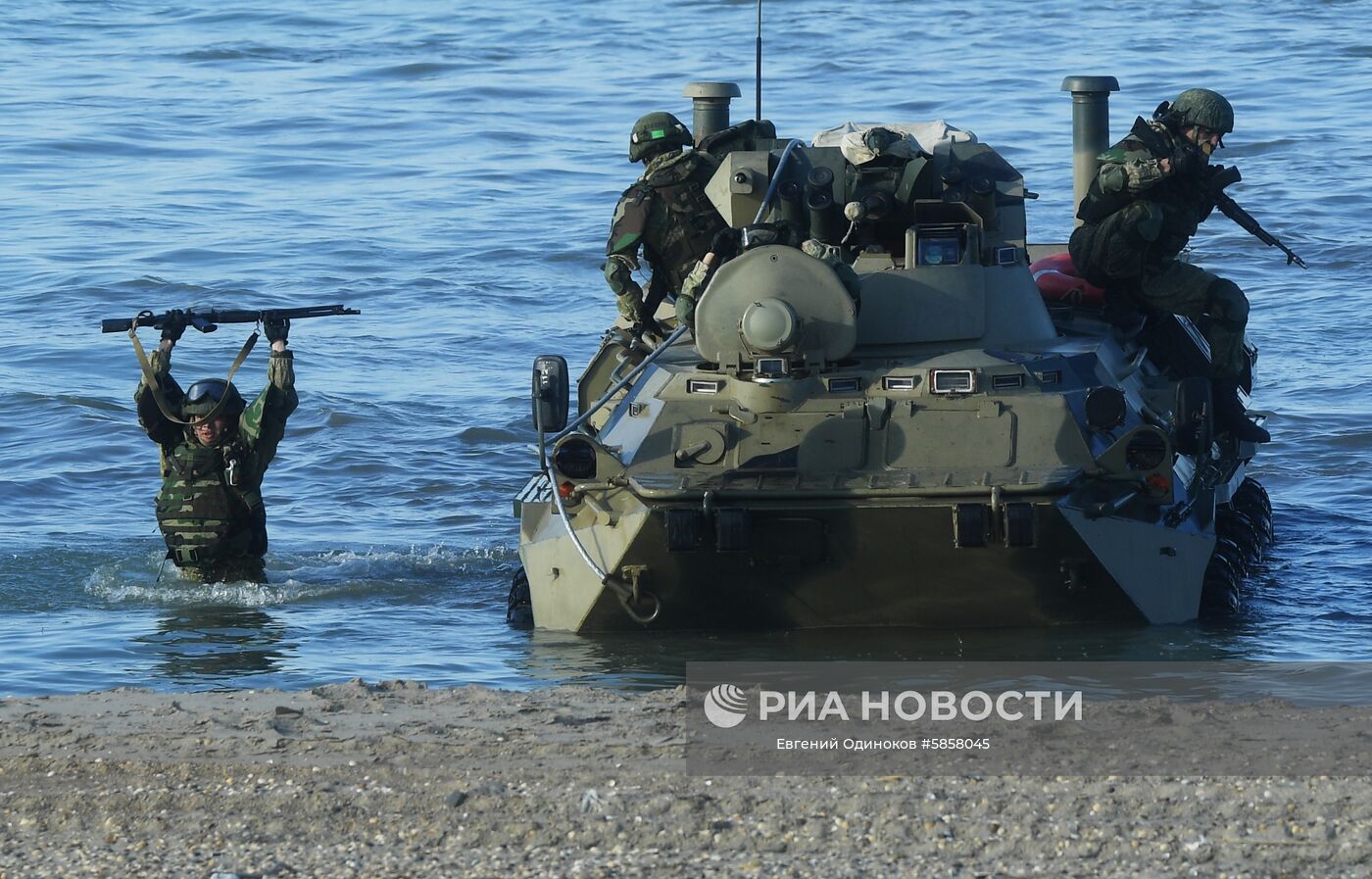 Военнослужащие во время учений подразделений морской пехоты по удержанию участка морского побережья при поддержке армейской авиации на полигоне "Скорпион". Место: Россия, Республика Дагестан. Автор: Евгений Одиноков/РИА Новости. Боевая подготовка соединений и воинских частей Южного военного округа