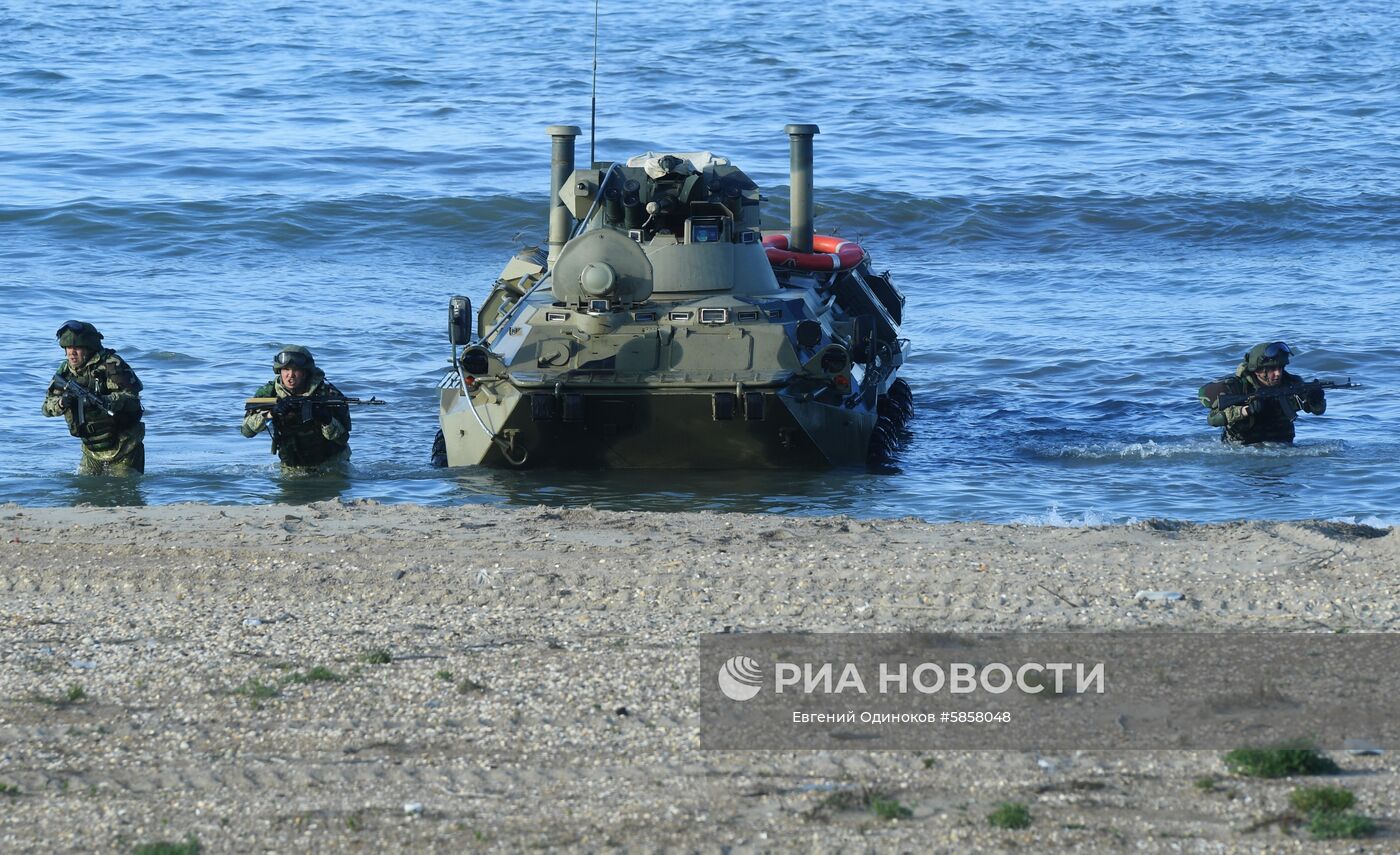 Военнослужащие во время учений подразделений морской пехоты по удержанию участка морского побережья при поддержке армейской авиации на полигоне "Скорпион". Место: Россия, Республика Дагестан. Автор: Евгений Одиноков/РИА Новости. Боевая подготовка соединений и воинских частей Южного военного округа