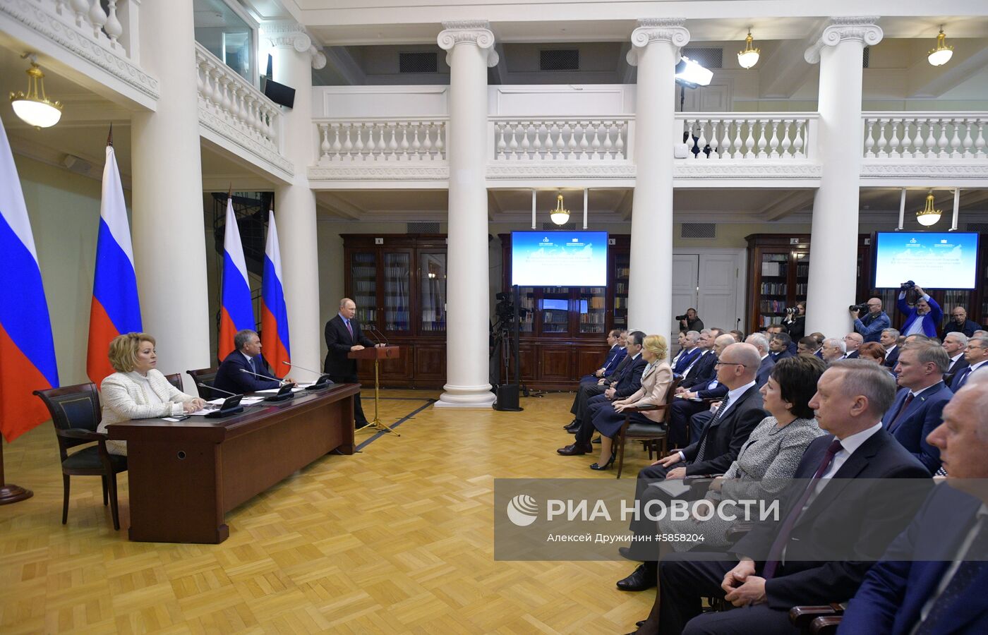 Рабочая поездка президента РФ В. Путина в Санкт-Петербург. День второй