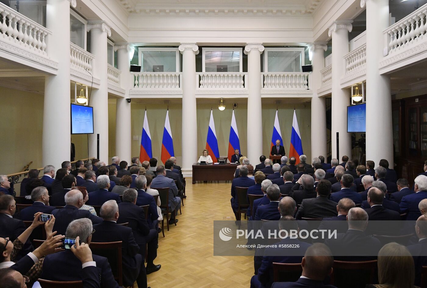 Рабочая поездка президента РФ В. Путина в Санкт-Петербург. День второй