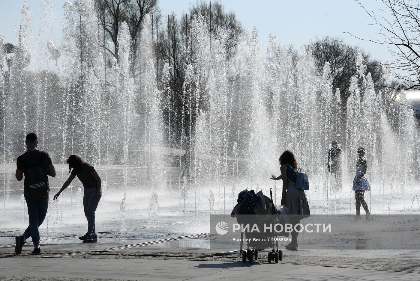 Молодые люди на Крымской набережной в Москве