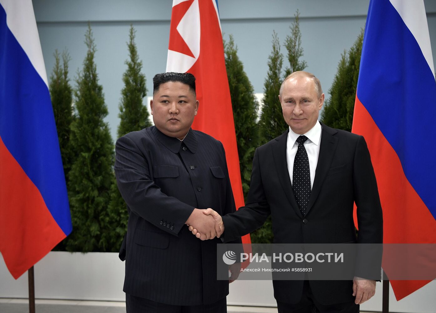 Президент РФ В. Путин встретился с лидером КНДР Ким Чен Ыном