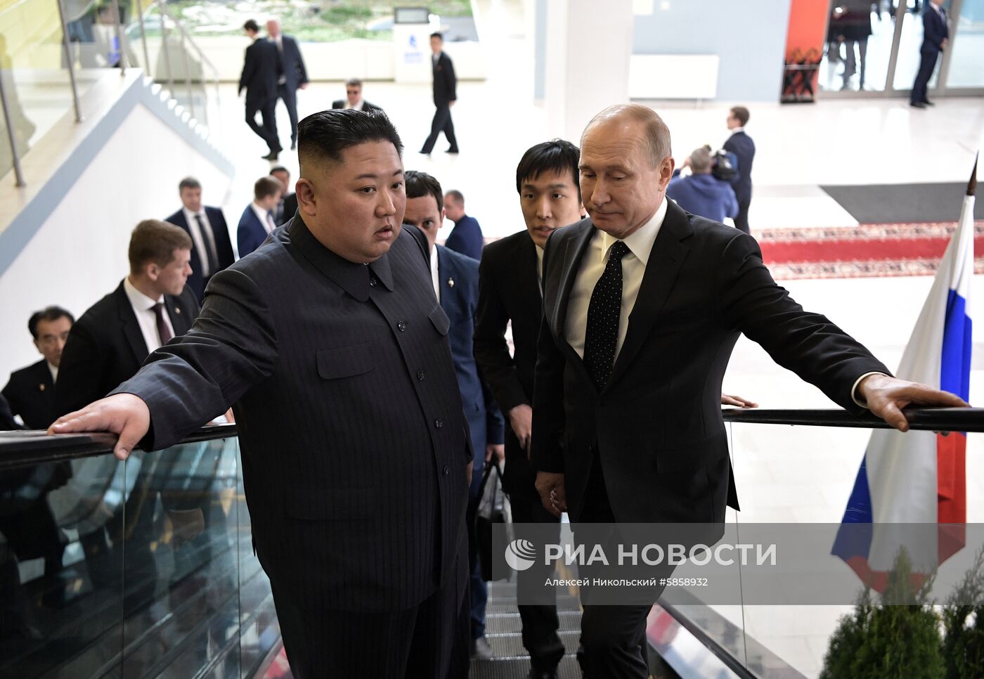 Президент РФ В. Путин встретился с лидером КНДР Ким Чен Ыном