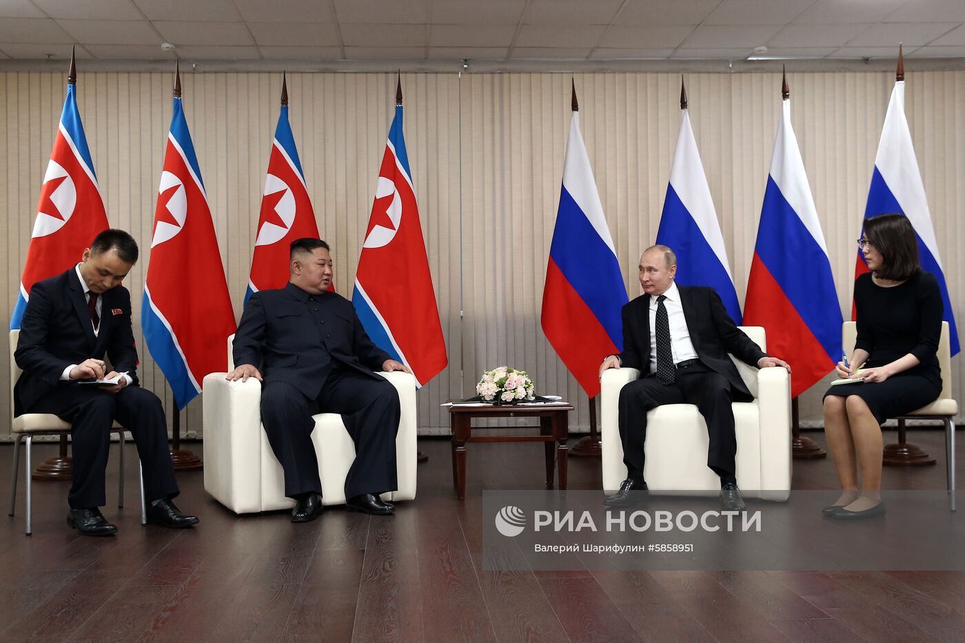 Президент РФ В. Путин встретился с лидером КНДР Ким Чен Ыном