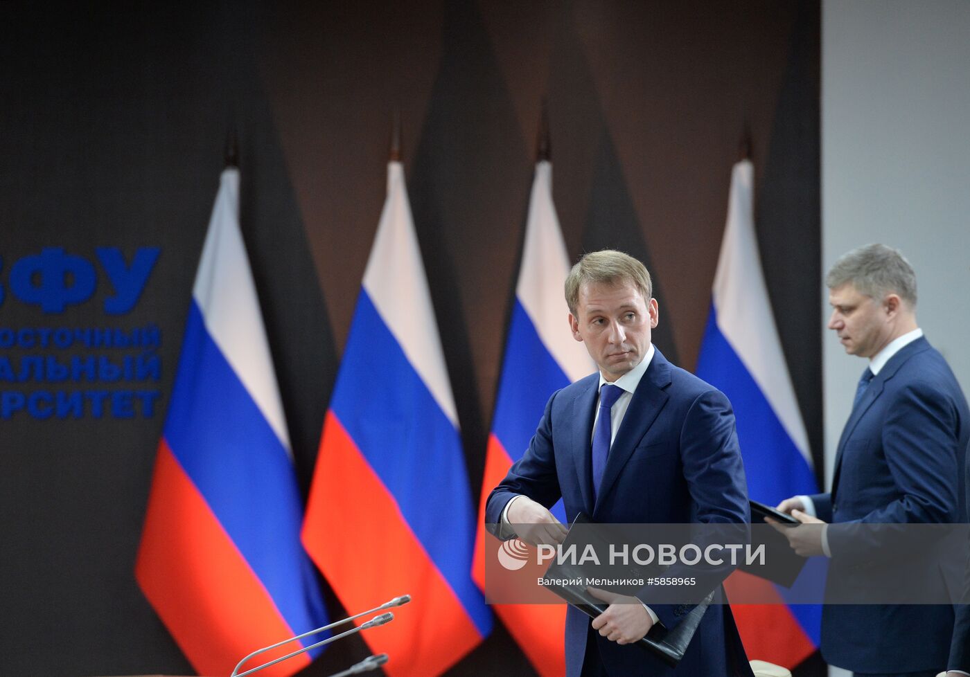 Президент РФ В. Путин встретился с лидером КНДР Ким Чен Ыном