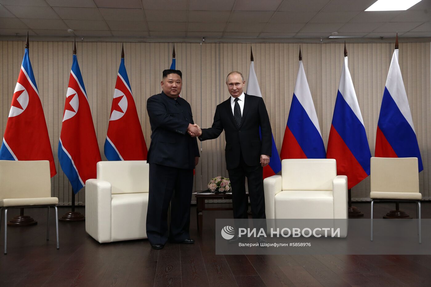 Президент РФ В. Путин встретился с лидером КНДР Ким Чен Ыном