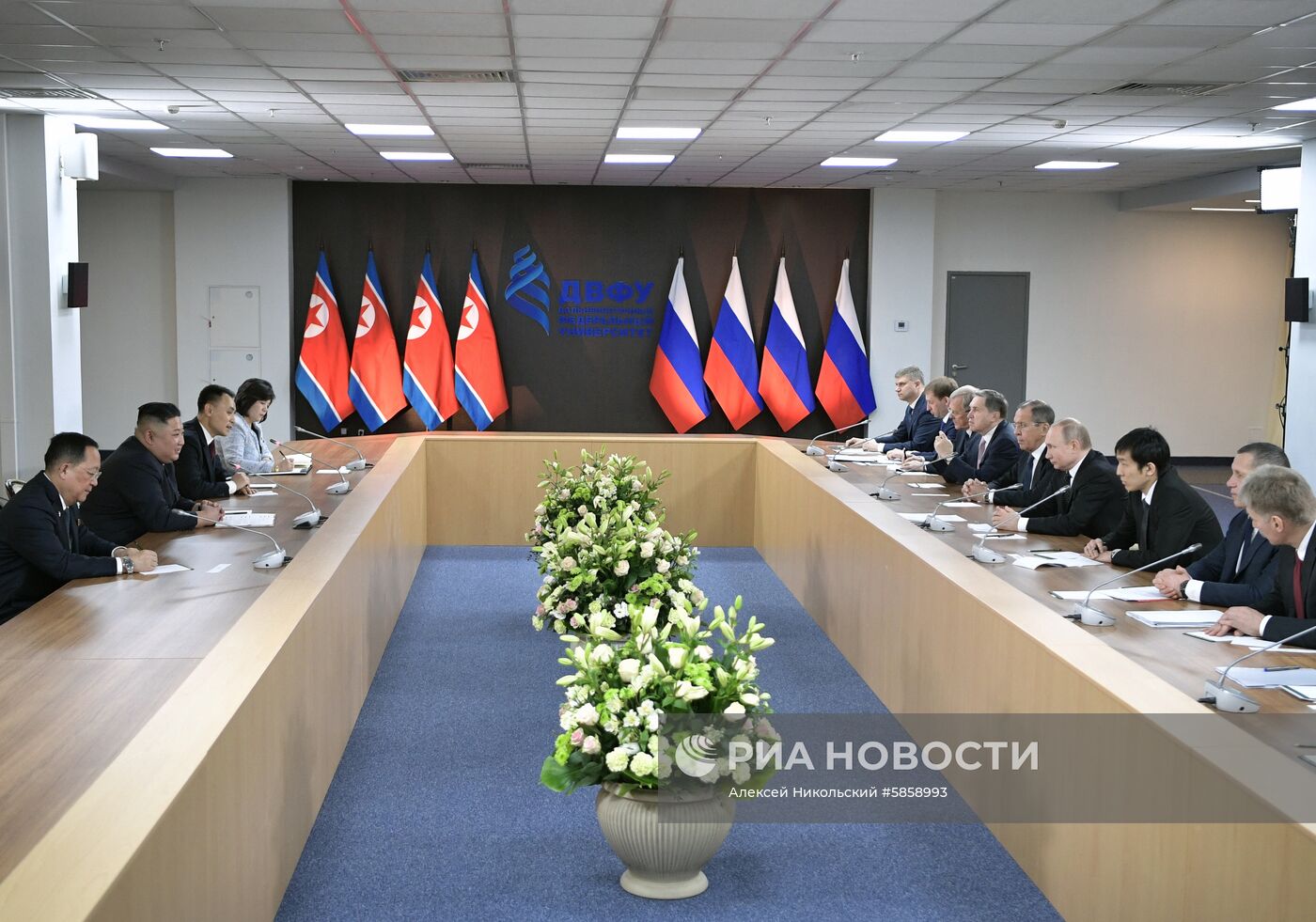 Президент РФ В. Путин встретился с лидером КНДР Ким Чен Ыном