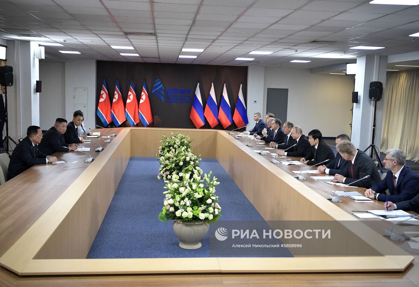 Президент РФ В. Путин встретился с лидером КНДР Ким Чен Ыном