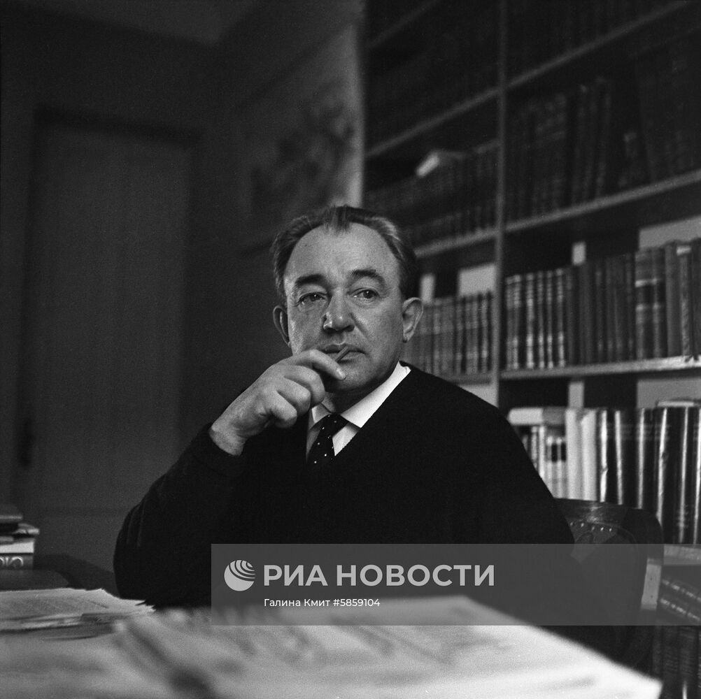 Украинский советский писатель Александр Корнейчук